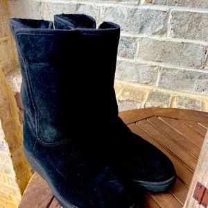 Ugh boots excellent condition. Worn once before I realized I need a 7.